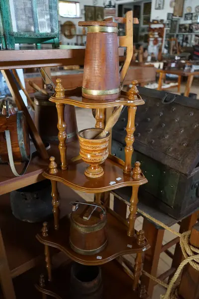 Lardos, Güney Ege bölgesi, Yunanistan - 29 Ağustos 2022: Antik ev eşyaları Rodos adasındaki Folklor Lardos Müzesi 'nde bulunuyor. 