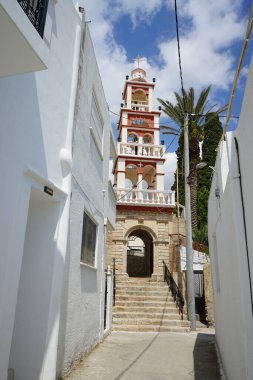 Kutsal Agios Taxiarchis Tapınağı 'nın çan kulesi Yunanistan' ın Güney Ege bölgesindeki Lardos, Rhodes Adası 'nda yer almaktadır.