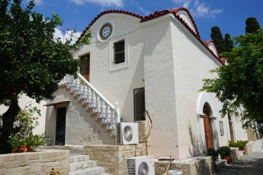 Agios Taxiarchis Ortodoks Kilisesi, meyveli narenciye ağaçlarıyla çevrilidir ve Yunanistan 'ın Rodos şehrinde bulunur. Citrus x aurantium f. aurantium, syn. Citrus x sinensis, portakalın yaygın olarak yetiştirilen bir türüdür.. 