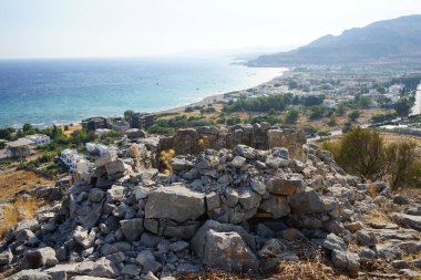 Eski kalıntılar Akdeniz kıyısındaki Lardos tepesinde yer almaktadır. Rodos Adası, Güney Ege bölgesi, Yunanistan 