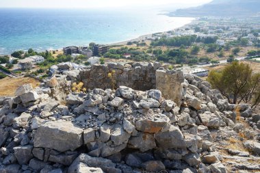 Eski kalıntılar Akdeniz kıyısındaki Lardos tepesinde yer almaktadır. Rodos Adası, Güney Ege bölgesi, Yunanistan 