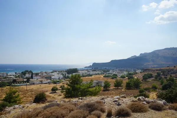 希腊南爱琴海罗得岛拉多斯村附近美丽的夏季植被景观 — 图库照片