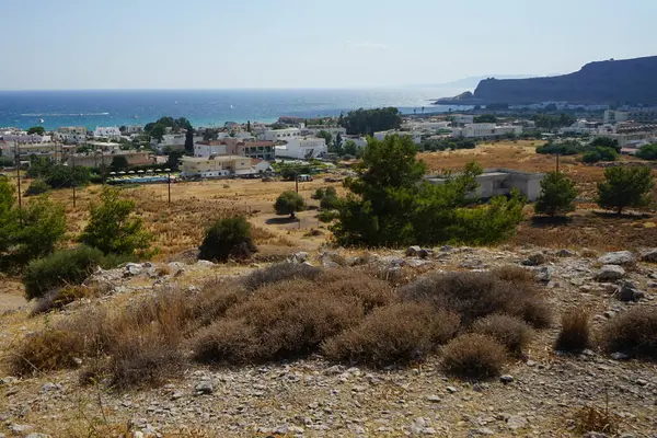 8月にラードス村 ロードス島 南エーゲ海地域 ギリシャの周辺で夏の植生で美しい風景 — ストック写真