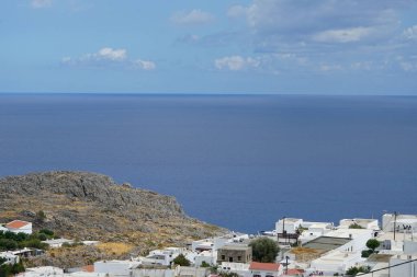 Ağustosta eski Lindos 'ta 16.-18. yüzyılların beyaz eski evlerinin manzarası. Lindos bir arkeolojik bölge, bir balıkçı köyü. Rodos, Dodecanese, Yunanistan 