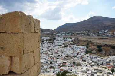 Ağustosta eski Lindos Akropolü 'nden 16.-18. yüzyılların beyaz saraylarının manzarası. Lindos bir arkeolojik bölge, bir balıkçı köyü. Rodos, Dodecanese, Yunanistan 