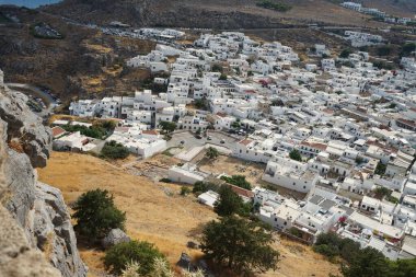 Ağustosta eski Lindos Akropolü 'nden 16.-18. yüzyılların beyaz saraylarının manzarası. Lindos bir arkeolojik bölge, bir balıkçı köyü. Rodos, Dodecanese, Yunanistan 