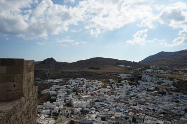 Ağustosta eski Lindos Akropolü 'nden 16.-18. yüzyılların beyaz saraylarının manzarası. Lindos bir arkeolojik bölge, bir balıkçı köyü. Rodos, Dodecanese, Yunanistan 
