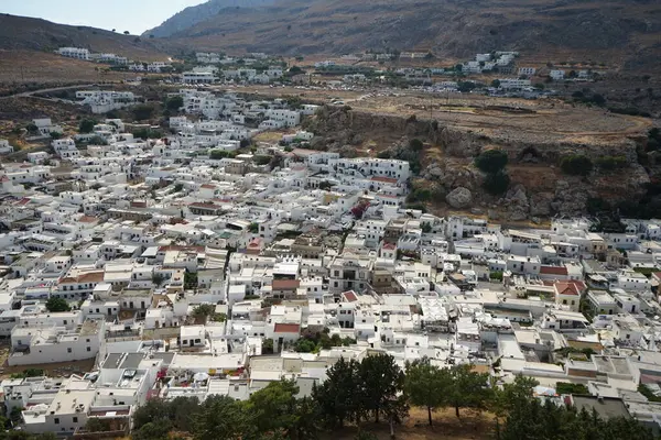 Ağustosta eski Lindos 'ta 16.-18. yüzyılların beyaz eski evlerinin manzarası. Lindos bir arkeolojik bölge, bir balıkçı köyü. Rodos, Dodecanese, Yunanistan 