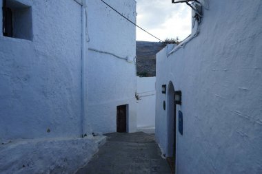 16.-18. yüzyıllarda inşa edilmiş eski evler eski Lindos 'ta bulunur. Lindos bir arkeolojik bölge, bir balıkçı köyü. Rodos Adası, Dodecanese, Yunanistan