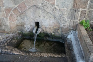 Antik Lindos 'ta bir çeşmede su akar. Lindos, Yunanistan 'ın Dodecanese kentindeki Rodos adasında bir arkeolojik alan, bir balıkçı köyü ve eski bir belediyedir..