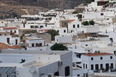 Ağustosta eski Lindos 'ta 16.-18. yüzyılların beyaz eski evlerinin manzarası. Lindos bir arkeolojik bölge, bir balıkçı köyü. Rodos, Dodecanese, Yunanistan 