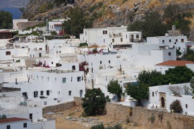 Ağustosta eski Lindos 'ta 16.-18. yüzyılların beyaz eski evlerinin manzarası. Lindos bir arkeolojik bölge, bir balıkçı köyü. Rodos, Dodecanese, Yunanistan 