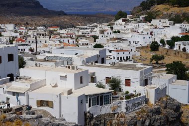 Ağustosta eski Lindos 'ta 16.-18. yüzyılların beyaz eski evlerinin manzarası. Lindos bir arkeolojik bölge, bir balıkçı köyü. Rodos, Dodecanese, Yunanistan 
