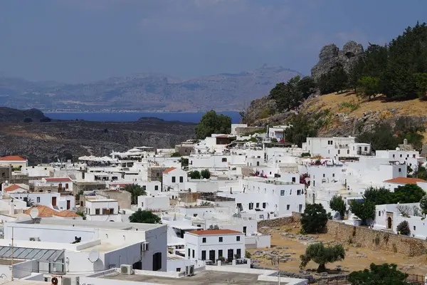 Ağustosta eski Lindos 'ta 16.-18. yüzyılların beyaz eski evlerinin manzarası. Lindos bir arkeolojik bölge, bir balıkçı köyü. Rodos, Dodecanese, Yunanistan 