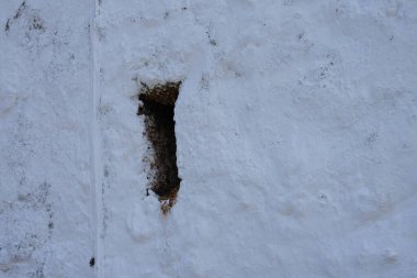 Su drenajı için delikleri olan ve bitkileri büyüyen eski bir duvar eski Lindos 'ta yer almaktadır. Lindos bir arkeolojik bölge, bir balıkçı köyü. Rodos, Dodecanese, Yunanistan 