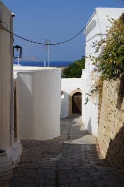 16.-18. yüzyıllarda inşa edilmiş eski evler eski Lindos 'ta bulunur. Lindos bir arkeolojik bölge, bir balıkçı köyü. Rodos Adası, Dodecanese, Yunanistan