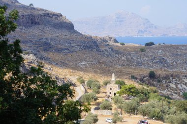 Lindos 'ta Ioannis Zigdis anıtı olan Akdeniz kıyısı manzarası. Lindos bir arkeolojik bölge, bir balıkçı köyü. Rodos, Dodecanese, Yunanistan 