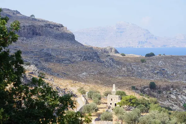 Lindos 'ta Ioannis Zigdis anıtı olan Akdeniz kıyısı manzarası. Lindos bir arkeolojik bölge, bir balıkçı köyü. Rodos, Dodecanese, Yunanistan 