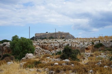 Ağustos 'taki antik Lindos Akropolü manzarası. Bir akropolis, antik bir Yunan şehrinin üst kesimlerinin yerleşim yeriydi. Lindos, Rodos Adası, Dodecanese, Yunanistan  