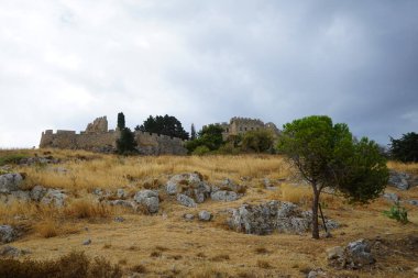 Ağustos 'taki antik Lindos Akropolü manzarası. Bir akropolis, antik bir Yunan şehrinin üst kesimlerinin yerleşim yeriydi. Lindos, Rodos Adası, Dodecanese, Yunanistan  