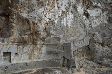 Rhodian trireme 'inin, savaş gemisinin, akropolis' e giden basamakların dibindeki kayayı kestiği biliniyor. Yardım tarihi M.Ö. 180 yılına dayanıyor. Lindos, Rodos Adası, Dodecanese, Yunanistan