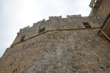 14. yüzyılda antik Yunan akropolünde, Kudüs 'teki Aziz John Tarikatı şövalyeleri tarafından inşa edilen Lindos Akropolü' ndeki kaledeki şövalyelerin evi. Lindos, Rodos Adası, Dodecanese, Yunanistan