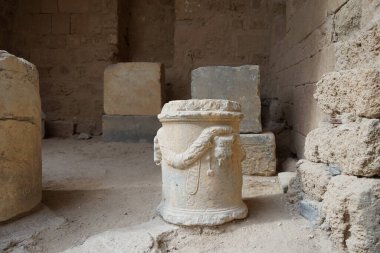 Antika kolonun bir kısmı Lindos Akropolü 'nün bölgesinde yer almaktadır. Bir akropolis, antik bir Yunan şehrinin üst kesimlerinin yerleşim yeriydi. Lindos, Rhodes Adası, Yunanistan