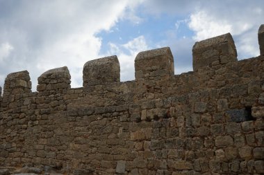 Ağustosta antik Lindos Akropolü 'ndeki kale duvarının manzarası. Bir akropolis, antik bir Yunan şehrinin üst kesimlerinin yerleşim yeriydi. Lindos, Rodos Adası, Dodecanese, Yunanistan  
