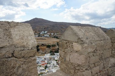 Ağustosta eski Lindos Akropolü 'nden 16.-18. yüzyılların beyaz saraylarının manzarası. Lindos bir arkeolojik bölge, bir balıkçı köyü. Rodos, Dodecanese, Yunanistan  