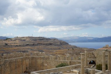 Akdeniz manzarası, eski Akropolis 'in Lindos' undan. Bir akropolis, antik bir Yunan şehrinin üst kesimlerinin yerleşim yeriydi. Lindos, Rodos Adası, Dodecanese, Yunanistan 