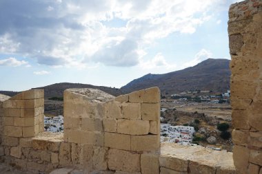 Ağustosta eski Lindos Akropolü 'nden 16.-18. yüzyılların beyaz saraylarının manzarası. Lindos bir arkeolojik bölge, bir balıkçı köyü. Rodos, Dodecanese, Yunanistan  