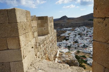 Ağustosta eski Lindos Akropolü 'nden 16.-18. yüzyılların beyaz saraylarının manzarası. Lindos bir arkeolojik bölge, bir balıkçı köyü. Rodos, Dodecanese, Yunanistan  