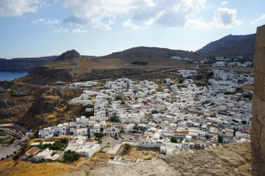 Ağustosta eski Lindos Akropolü 'nden 16.-18. yüzyılların beyaz saraylarının manzarası. Lindos bir arkeolojik bölge, bir balıkçı köyü. Rodos, Dodecanese, Yunanistan  