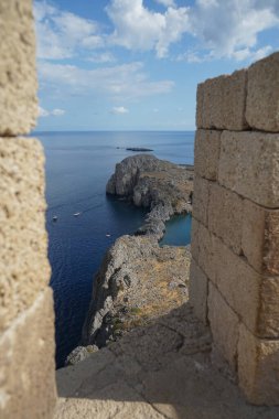 Akdeniz manzarası, eski Akropolis 'in Lindos' undan. Bir akropolis, antik bir Yunan şehrinin üst kesimlerinin yerleşim yeriydi. Lindos, Rodos Adası, Dodecanese, Yunanistan 
