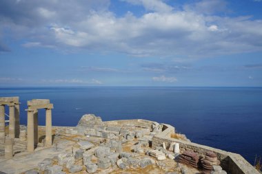 Lindos Akropolü 'ndeki Helenistik Stoa' nın doğu kanadı. Milattan önce 200 yılından kalma yanal projeksiyon kanatlarına sahip Helenistik stoa. Lindos, Rodos Adası, Yunanistan 
