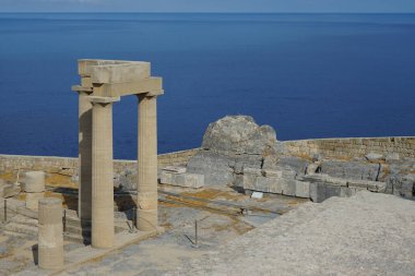 Lindos Akropolü 'ndeki Helenistik Stoa' nın doğu kanadı. Milattan önce 200 yılından kalma yanal projeksiyon kanatlarına sahip Helenistik stoa. Lindos, Rodos Adası, Yunanistan 