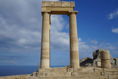 Lindos Akropolü 'ndeki Helenistik Stoa' nın doğu kanadı. Milattan önce 200 yılından kalma yanal projeksiyon kanatlarına sahip Helenistik stoa. Lindos, Rodos Adası, Yunanistan 