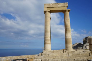 Lindos Akropolü 'ndeki Helenistik Stoa' nın doğu kanadı. Milattan önce 200 yılından kalma yanal projeksiyon kanatlarına sahip Helenistik stoa. Lindos, Rodos Adası, Yunanistan 