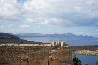 Ağustosta antik Lindos Akropolü 'ndeki kale duvarının manzarası. Bir akropolis, antik bir Yunan şehrinin üst kesimlerinin yerleşim yeriydi. Lindos, Rodos Adası, Dodecanese, Yunanistan  