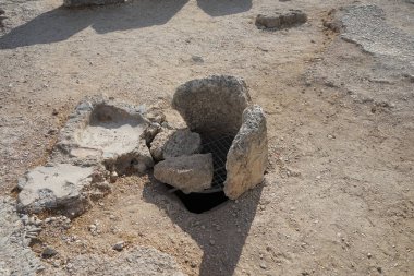 Yeraltı rezervuarı Lindos Akropolü 'nün topraklarında yer almaktadır. Lindos Akropolü, Yunanistan 'ın Rodos kentindeki büyük bir Helenistik tapınak ve ortaçağ şatosunun kalıntıları.
