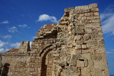 Lindos Akropolü 'ndeki St. John Ortodoks Kilisesi, 13. veya 14. yüzyıldan kalma ve 6. yüzyıla kadar inşa edilmiş olabilecek bir önceki kilisenin kalıntıları üzerine inşa edilmiş. Lindos, Rodos Adası, Dodecanese, Yunanistan 