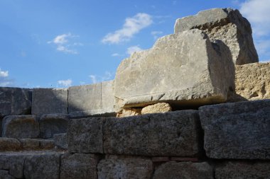 Telesarchos 'un oğlu Rahip Pamfilidas' ın yeminli Exedra 'sı. 3. Bir akropolis, antik bir Yunan şehrinin üst kesimlerinin yerleşim yeriydi. Lindos, Rodos Adası, Yunanistan 