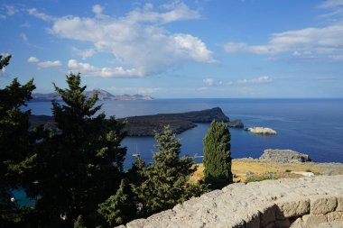 Akdeniz manzarası, eski Akropolis 'in Lindos' undan. Bir akropolis, antik bir Yunan şehrinin üst kesimlerinin yerleşim yeriydi. Lindos, Rodos Adası, Dodecanese, Yunanistan 