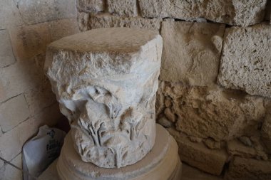 Antika kolonun bir kısmı Lindos Akropolü 'nün bölgesinde yer almaktadır. Bir akropolis, antik bir Yunan şehrinin üst kesimlerinin yerleşim yeriydi. Lindos, Rhodes Adası, Yunanistan