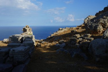 Akdeniz manzarası, eski Akropolis 'in Lindos' undan. Bir akropolis, antik bir Yunan şehrinin üst kesimlerinin yerleşim yeriydi. Lindos, Rodos Adası, Dodecanese, Yunanistan 