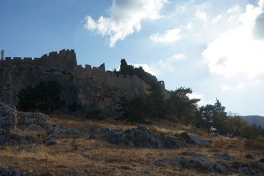 Ağustos 'taki antik Lindos Akropolü manzarası. Bir akropolis, antik bir Yunan şehrinin üst kesimlerinin yerleşim yeriydi. Lindos, Rodos Adası, Dodecanese, Yunanistan 