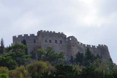 Lindos Akropolis 'te bir kale, 14. yüzyılda antik Yunan akropolünde Aziz John Tarikatı şövalyeleri tarafından inşa edildi. Bir akropolis, antik bir Yunan şehrinin üst kesimlerinin yerleşim yeriydi. Lindos, Rhodes Adası, Yunanistan 