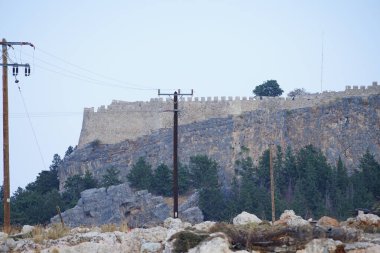 Ağustos 'taki antik Lindos Akropolü manzarası. Bir akropolis, antik bir Yunan şehrinin üst kesimlerinin yerleşim yeriydi. Lindos, Rodos Adası, Dodecanese, Yunanistan 