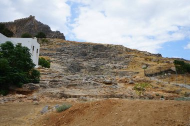 Antik Yunan Lindos tiyatrosu, aşağı kasabadaki en önemli anıt bina olarak kabul ediliyor. Tiyatronun inşaatı M.Ö. 4 'e kadar uzanıyor. Rodos Adası, Dodecanese, Yunanistan