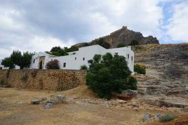 Antik Yunan Lindos tiyatrosu, aşağı kasabadaki en önemli anıt bina olarak kabul ediliyor. Tiyatronun inşaatı M.Ö. 4 'e kadar uzanıyor. Rodos Adası, Dodecanese, Yunanistan